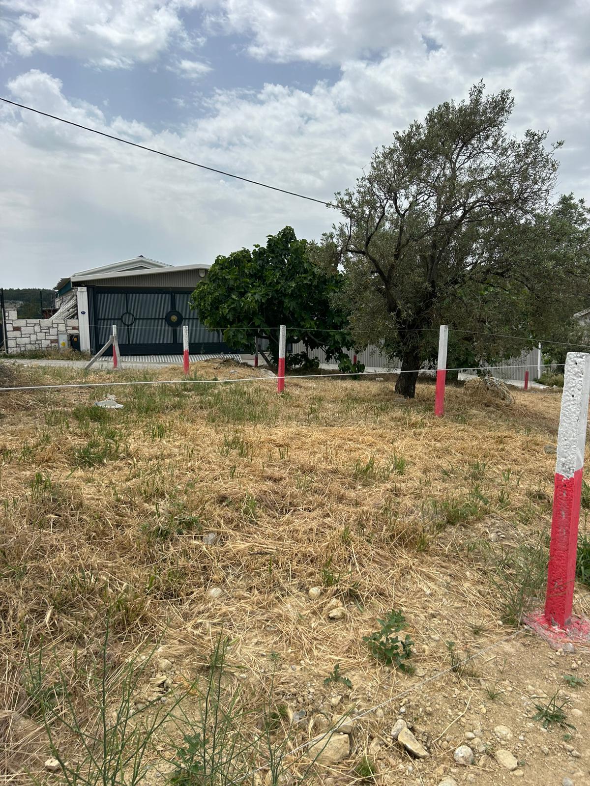 Havuzlu deniz kenarı villa, geniş teras ve mavi deniz manzarası